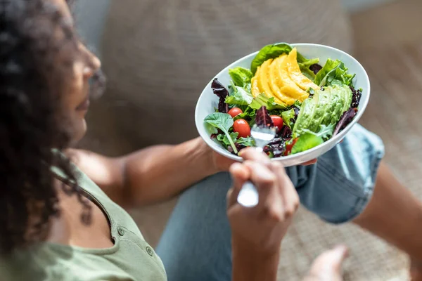 Aufnahme Einer Schönen Frau Die Gesunden Salat Isst Während Sie — Stockfoto