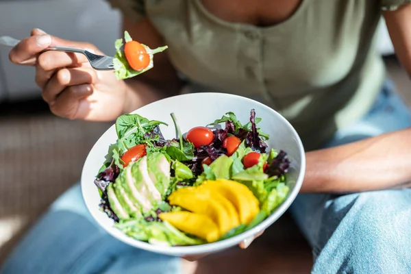 Evdeki Kanepede Otururken Sağlıklı Salata Yiyen Güzel Bir Kadın — Stok fotoğraf
