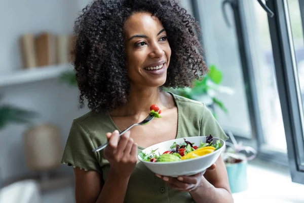 Tiro Mulher Bonita Comendo Salada Saudável Enquanto Sentado Sofá Casa — Fotografia de Stock