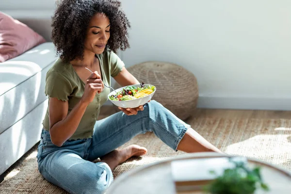 Foto Hermosa Mujer Comiendo Ensalada Saludable Mientras Está Sentada Sofá — Foto de Stock