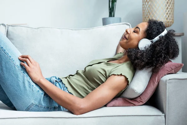 Tiro Mulher Relaxada Ouvindo Música Com Smartphone Enquanto Deitada Sofá — Fotografia de Stock