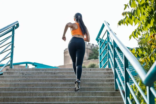 즐기는 여자가 계단을 뛰어오르는 — 스톡 사진