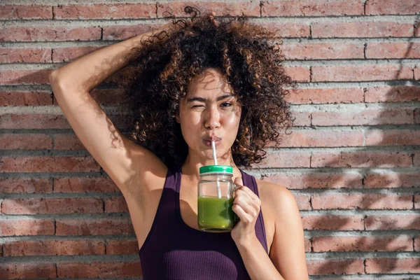 Πυροβολισμός Της Ευτυχισμένης Γυναίκας Πίνοντας Ένα Υγιεινό Πράσινο Smoothie Στέκεται — Φωτογραφία Αρχείου