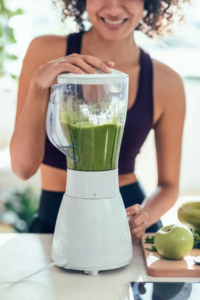 Shot Sporty Young Woman Making Vegetable Green Smoothie Kitchen Home — Stock Photo, Image