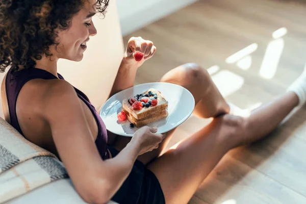 Tiro Jovem Esportiva Comendo Uma Deliciosa Saudável Torradas Sentadas Chão — Fotografia de Stock