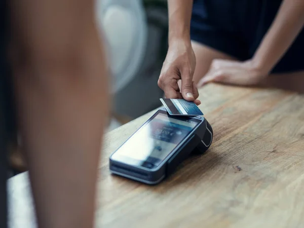 Menutup Pelanggan Menggunakan Kartu Kreditnya Untuk Melakukan Pembayaran Dengan Pembaca — Stok Foto