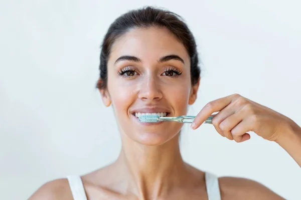 Снимок Красивой Молодой Женщины Чистящей Зубы Ванной Комнате Дома — стоковое фото