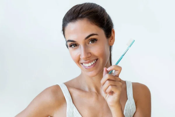 Shot Pretty Young Woman Brushing Her Teeth Bathroom Home — Stock Photo, Image
