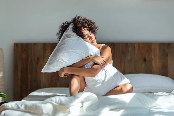 Disparo Mujer Cansada Abrazando Almohada Por Tiempo Porque Quiere Levantarse — Foto de Stock