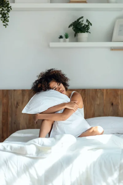 Disparo Mujer Cansada Abrazando Almohada Por Tiempo Porque Quiere Levantarse — Foto de Stock