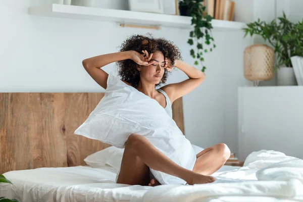Genç Güzel Kadın Uyku Modundan Çıkarma Sonra Yatak Odasında Germe — Stok fotoğraf