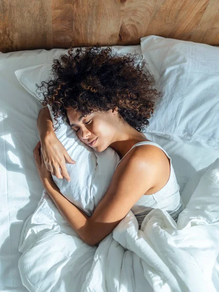 Tiro Mulher Gentil Dormindo Pacificamente Enquanto Abraça Travesseiro Cama — Fotografia de Stock