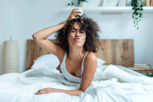 Yatakta Yatarken Bir Fincan Kahve Içen Komik Bir Kadın — Stok fotoğraf