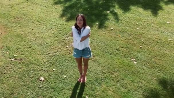 Güzel Genç Bir Kadının Parkta Yoga Meditasyon Yaptığı Bir Video — Stok video