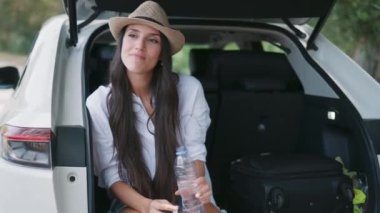 Ormanda su içerken arabanın bagajında oturan güzel bir kadının videosu..