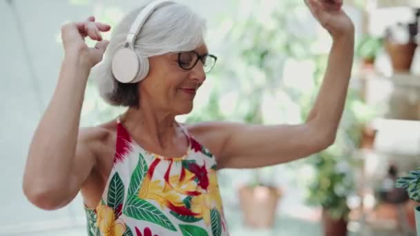 Βίντεο Χαρούμενης Ηλικιωμένης Γυναίκας Που Ακούει Μουσική Και Χρησιμοποιεί Laptop — Αρχείο Βίντεο