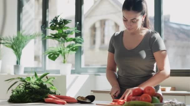 Vídeo Uma Jovem Saudável Cortando Vegetais Frescos Usando Tablet Digital — Vídeo de Stock