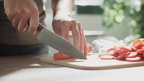 Vídeo Close Mãos Jovens Mulheres Cortando Legumes Cozinha — Vídeo de Stock