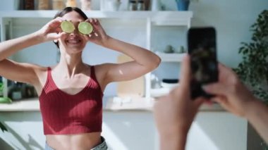 Güzel genç bir çiftin evdeki mutfakta limon dilimleriyle oynayıp eğlendiği bir video..