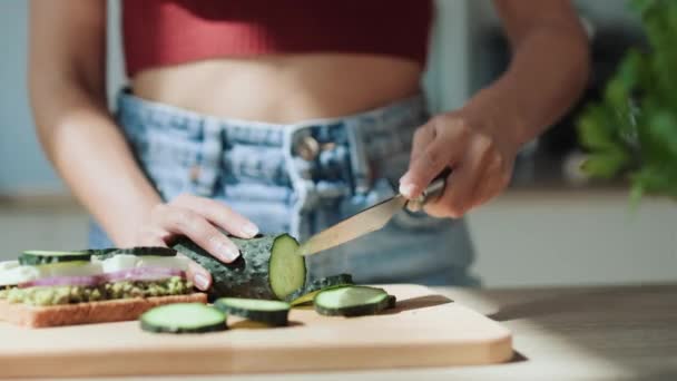 Videó Egészséges Fiatal Vágás Friss Zöldségek Főzés Közben Egészséges Ételek — Stock videók