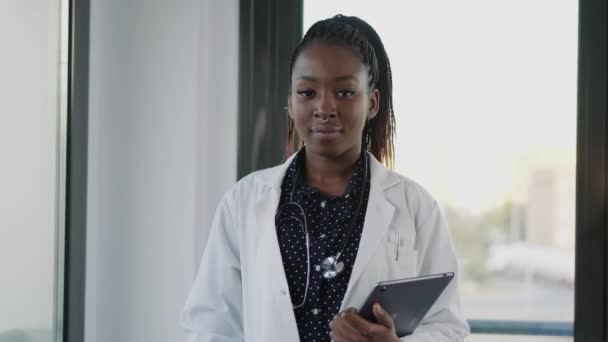 Vidéo Femme Médecin Utilisant Tablette Numérique Tout Étant Debout Dans — Video