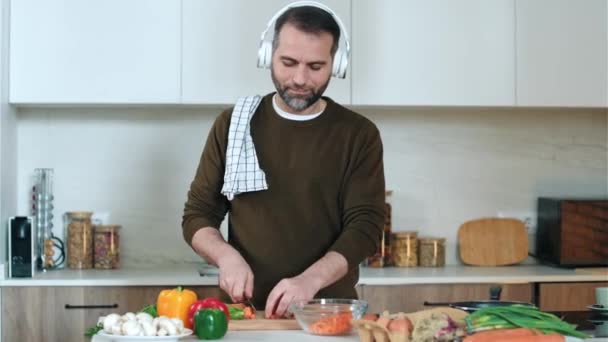 Yakışıklı Olgun Bir Adamın Evde Mutfaktaki Kulaklıkla Müzik Dinlerken Taze — Stok video