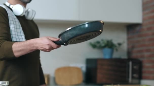 Wideo Przystojnym Dojrzałym Mężczyzną Sauting Warzywa Patelni Podczas Zabawy Kuchni — Wideo stockowe