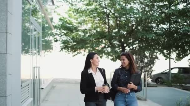 Video Dari Dua Pengusaha Cantik Berbicara Sambil Minum Kopi Berdiri — Stok Video
