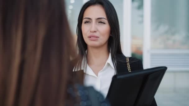 Video Smukke Forretningskvinder Taler Mens Drikker Kaffe Stående Gaden – Stock-video