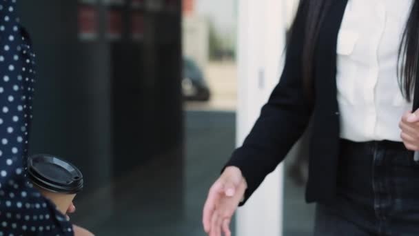 Video Aus Der Nähe Von Geschäftspartnerinnen Beim Händeschütteln Erfolgreiches Deal — Stockvideo