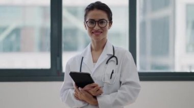 Kadın doktorun muayenede dikilirken dijital tabletini kullanmasının videosu..