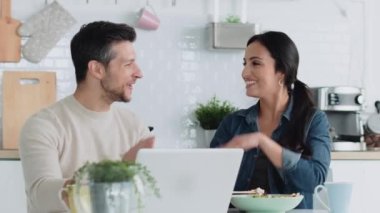 Güzel bir çiftin evde yemek yerken dizüstü bilgisayarlarını kullandıkları bir video..