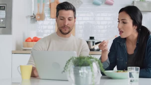Video Von Schönen Schönen Paar Mit Ihrem Laptop Beim Frühstück — Stockvideo