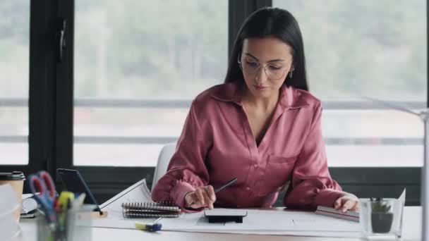 Wideo Skoncentrowaną Młodą Kobietą Biznesu Pracującą Planem Biurze — Wideo stockowe
