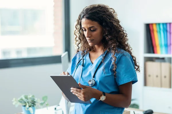 Shot Female Nurse Using Her Digital Tablet While Standing Consultation — Stock Photo, Image