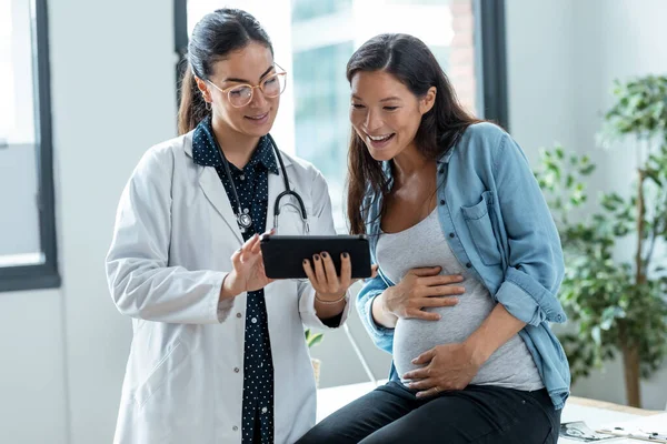 Inyección Médico Ginecólogo Femenino Que Muestra Mujer Embarazada Ultrasonido Escanear — Foto de Stock