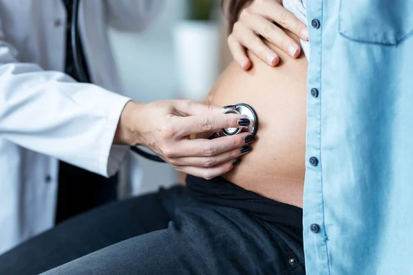 Zastřelen Ženský Gynekolog Kontrolující Srdeční Tep Dítěte Její Těhotné Pacientky — Stock fotografie