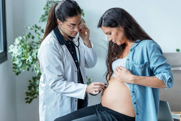 Shot Female Gynecologist Checking Heartbeat Baby Her Pregnant Patient Clinic — Stock Photo, Image