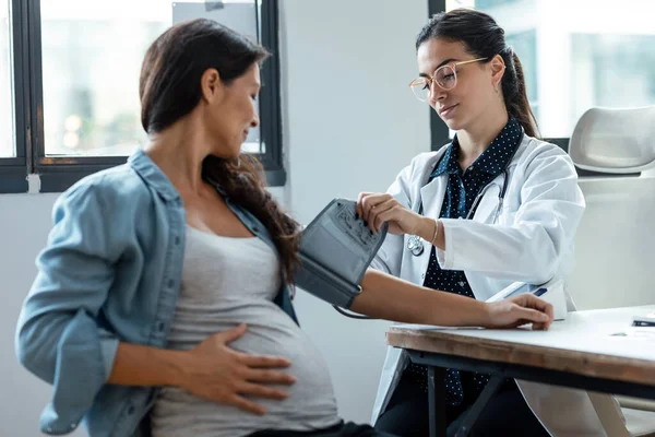 Schot Van Vrouwelijke Gynaecoloog Die Bloeddruk Van Haar Zwangere Patiënt — Stockfoto