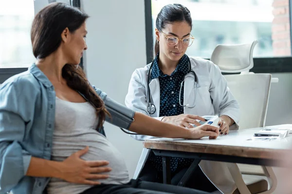 Shot Female Woman Gynecologist Checking Blood Pressure Her Pregnant Patient — Stock Photo, Image