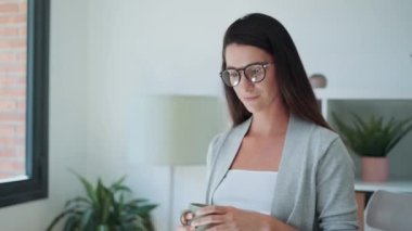 Ofisteki pencereye bakarken güzel bir iş kadınının mola verdiği bir video..