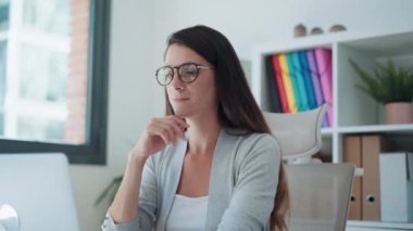 Ofiste dizüstü bilgisayarla çalışan konsantre iş kadınının videosu..