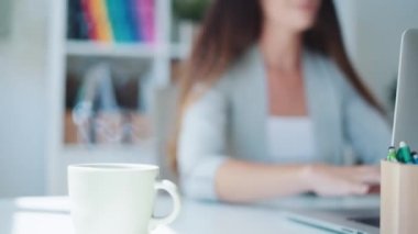 Ofiste dizüstü bilgisayarla çalışan konsantre iş kadınının videosu..