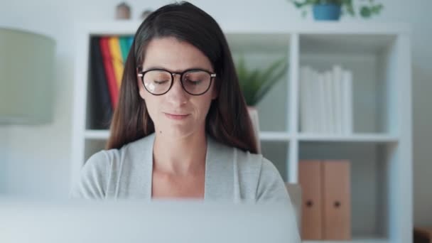Vídeo Mulher Negócios Concentrada Trabalhando Com Laptop Escritório — Vídeo de Stock