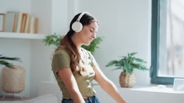 Video Mujer Feliz Escuchando Música Con Teléfono Móvil Mientras Baila — Vídeos de Stock