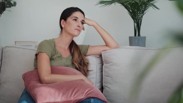 Video Van Bezorgde Vrouw Denken Problemen Tijdens Het Zitten Bank — Stockvideo