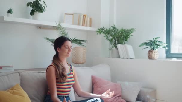 Video Van Zelfverzekerde Vrouw Lotuspositie Zittend Bank Woonkamer Thuis — Stockvideo