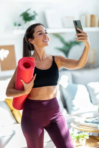 Shot Sporty Woman Holding Yoga Mat While Making Selfie Smartphone — Stock Photo, Image