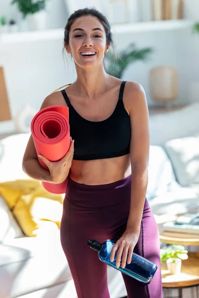Shot Sporty Woman Holding Yoga Mat Bottle Water While Looking — Stock Photo, Image