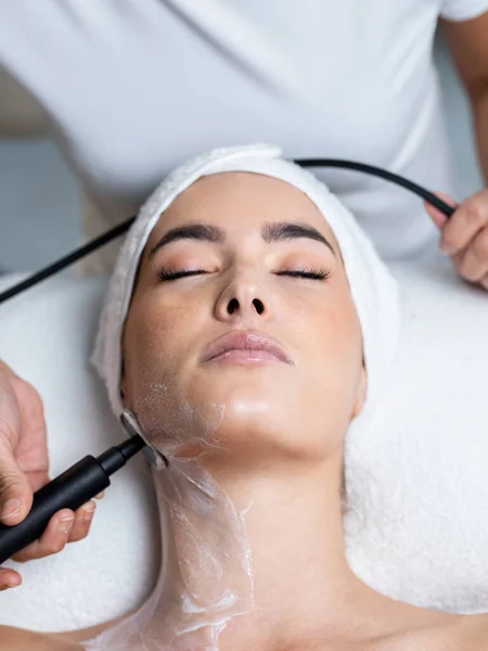 Shot Cosmetologist Makes Procedure Ultrasonic Cleaning Facial Skin Beautiful Young — Stock Photo, Image